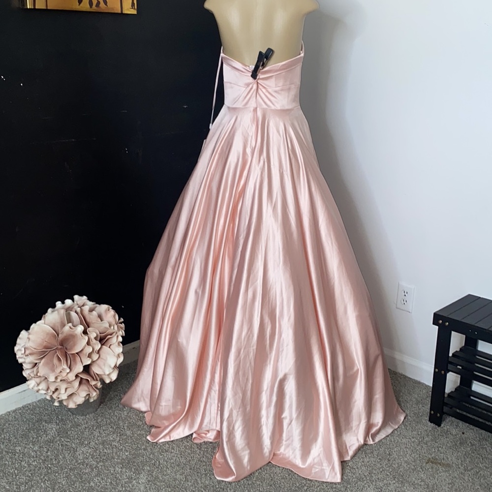 Strapless Gown IT HAS POCKETS 🤩 - Picture 9 of 11